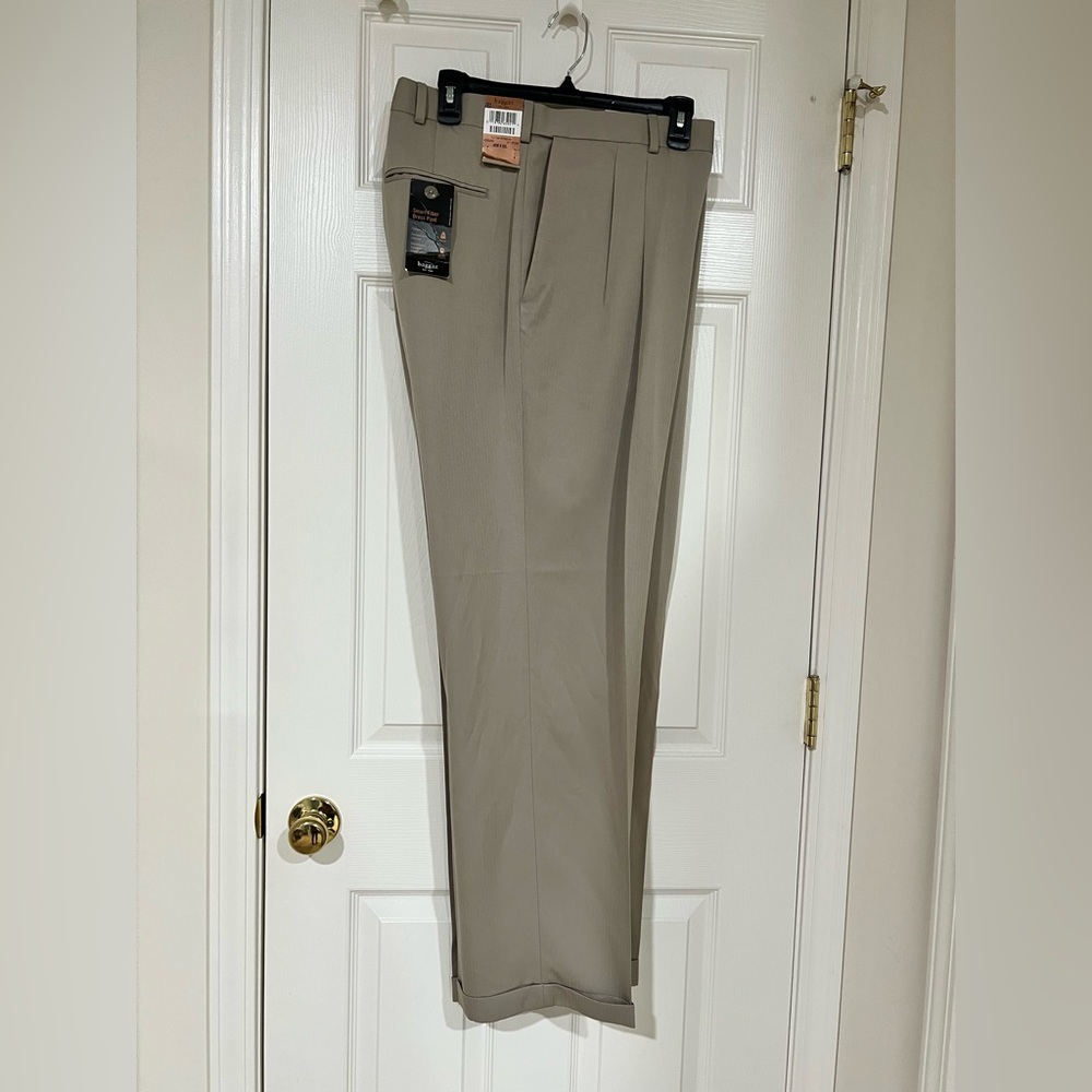 Haggar Pleated Dress Pants 42W 32L NWT